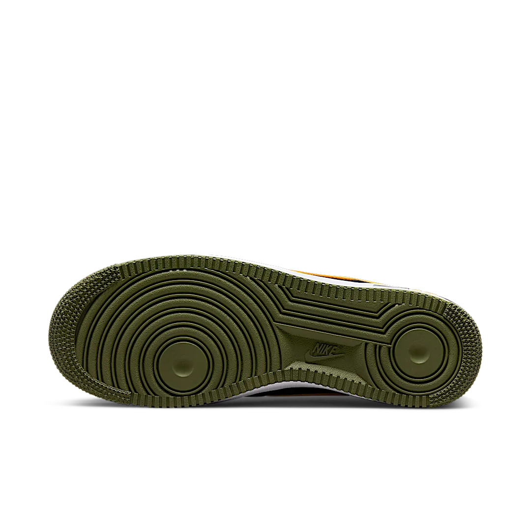 Overkicks - Nike Air Force 1 Low Hoops Black University Gold (DH7440-001) - detalle suela