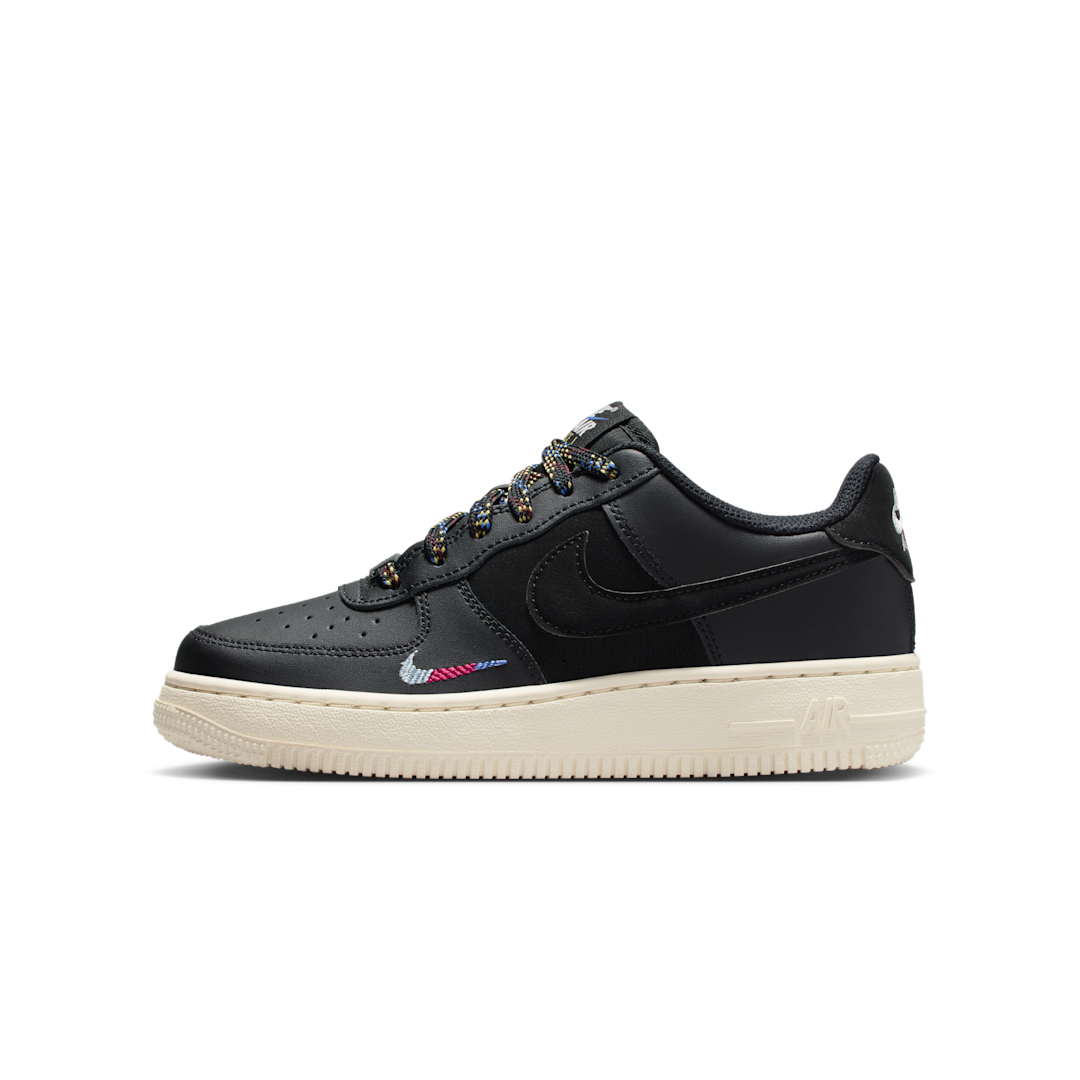 Overkicks - Nike Air Force 1 Low LV8 1 Black Saturn Gold Comet Blue (GS) (HQ1907-001) - vista lateral