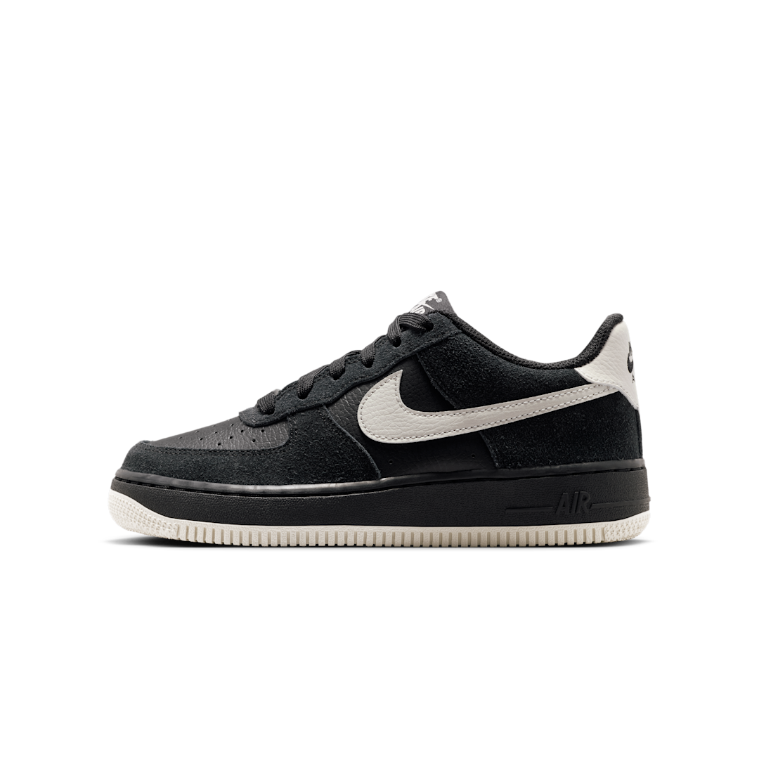 Overkicks - Nike Air Force 1 Low LV8 2 Black Light Bone (GS) (HV4760-001) - vista lateral