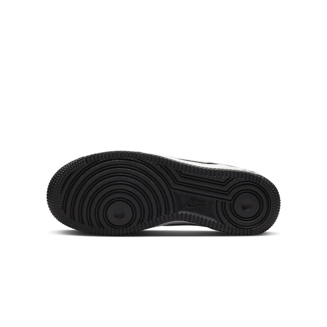 Overkicks - Nike Air Force 1 Low LV8 2 White Swoosh Panda (DV1621-001) - detalle suela