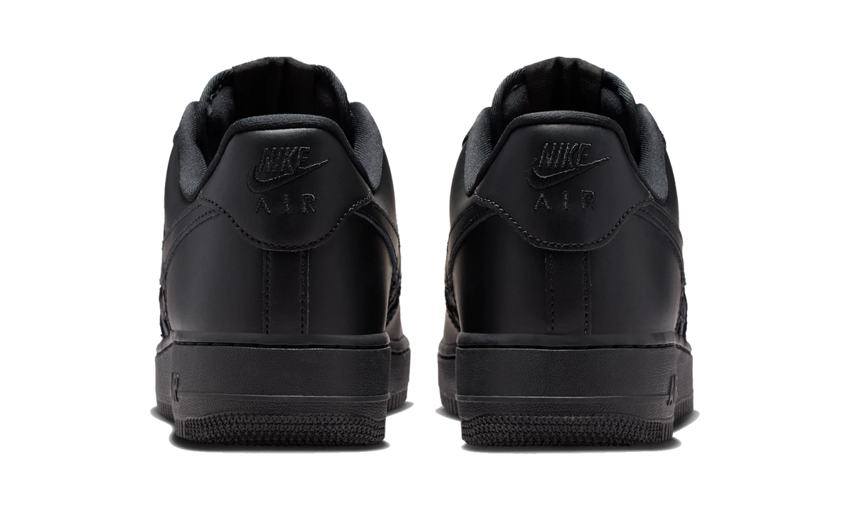 Overkicks - Nike Air Force 1 Low LV8 Triple Black Stars (IM5750-001) - detalle talón