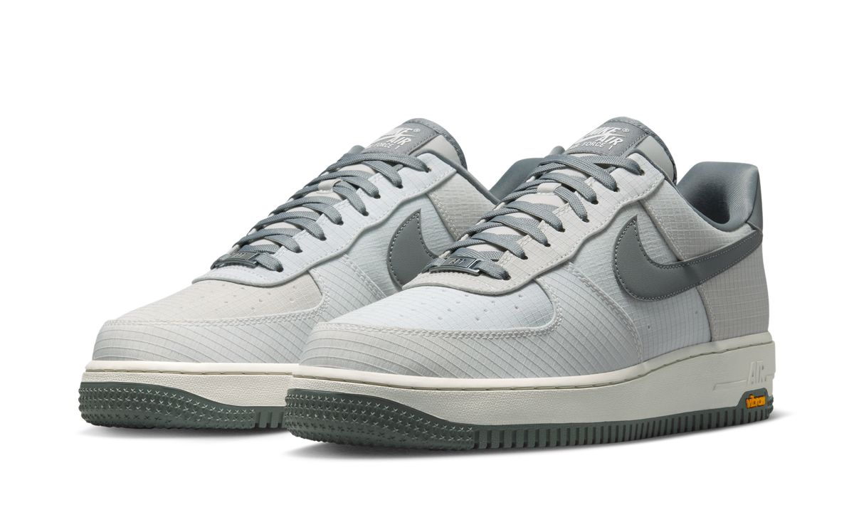 Overkicks - Nike Air Force 1 Low LX Vibram Summit White Smoke Grey (IH1943-100) - vista trasera