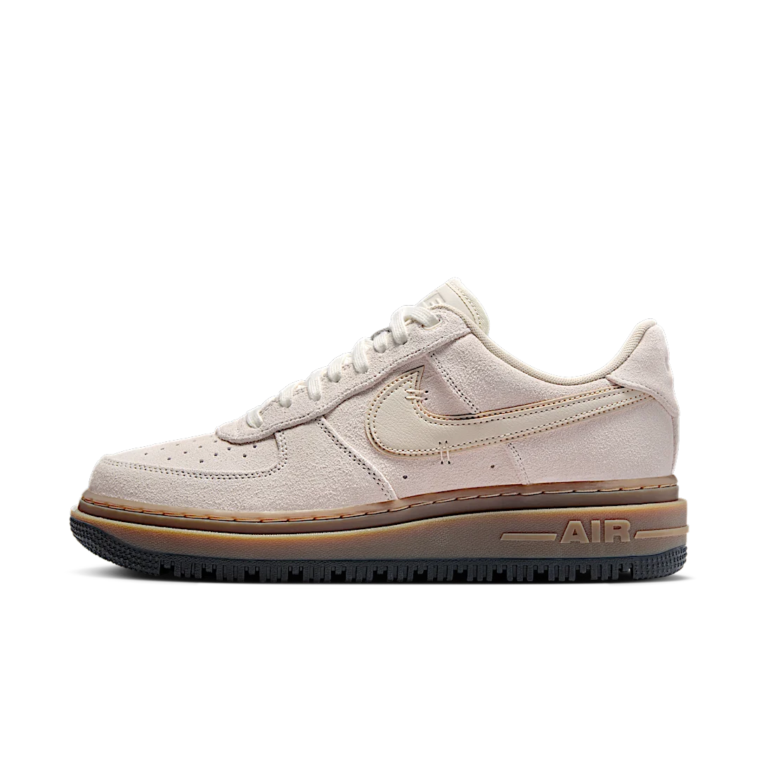 Overkicks - Nike Air Force 1 Low Luxe Light Orewood Brown Gum (HV2531-100) - vista lateral