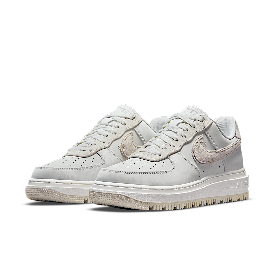 Overkicks - Nike Air Force 1 Low Luxe Summit White Light Bone (DD9605-100) - vista trasera