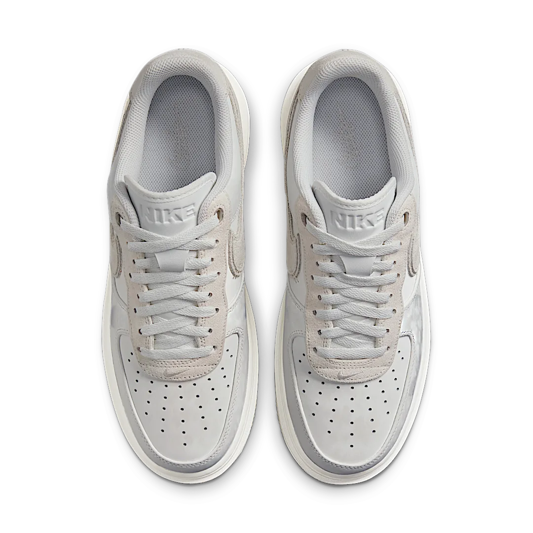 Overkicks - Nike Air Force 1 Low Luxe Summit White Light Bone (DD9605-100) - par completo