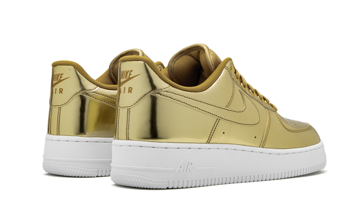 Overkicks - Nike Air Force 1 Low Metallic Gold (CQ6566-700) - par completo