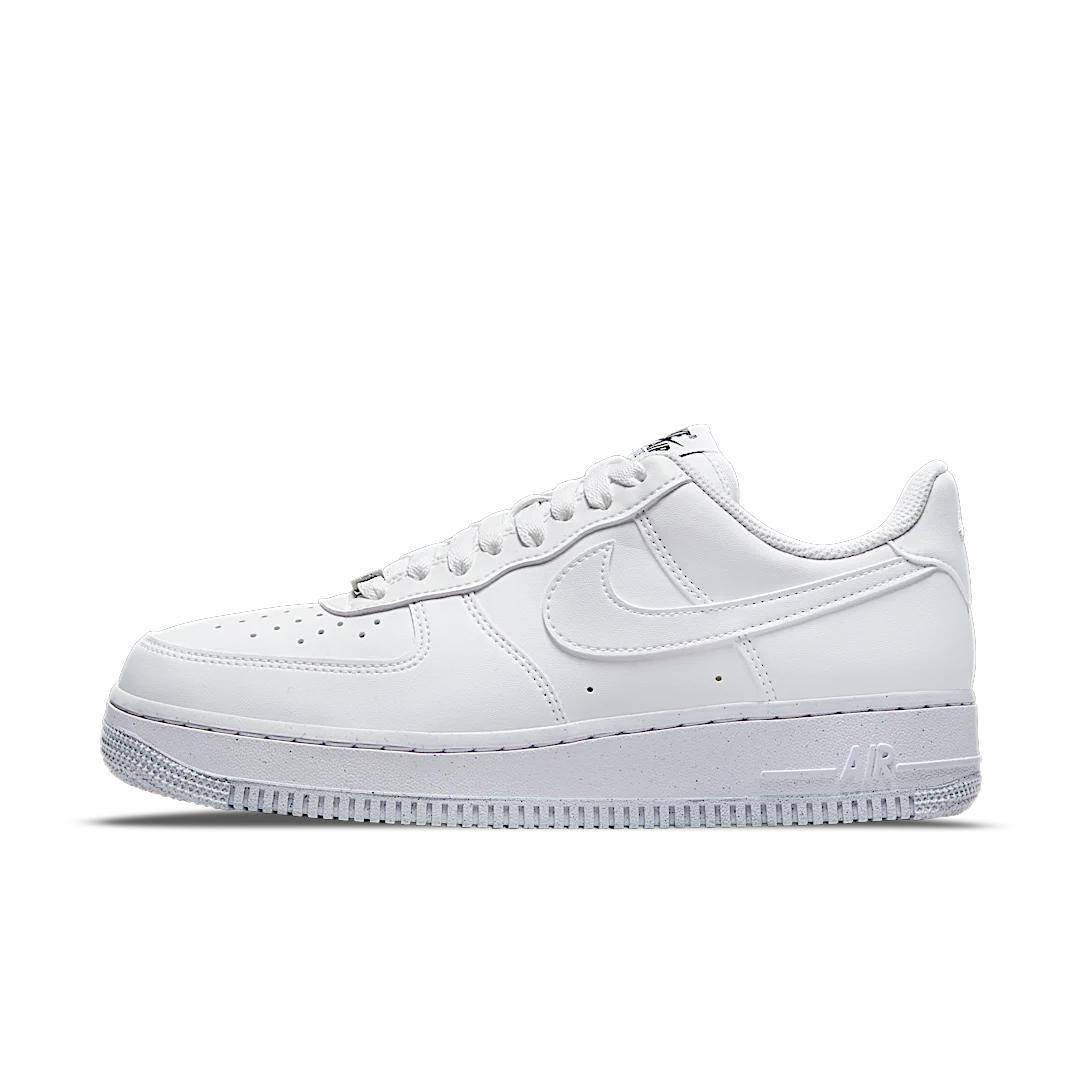 Overkicks - Nike Air Force 1 Low Next Nature White Metallic Grey (DC9486-101) - vista lateral