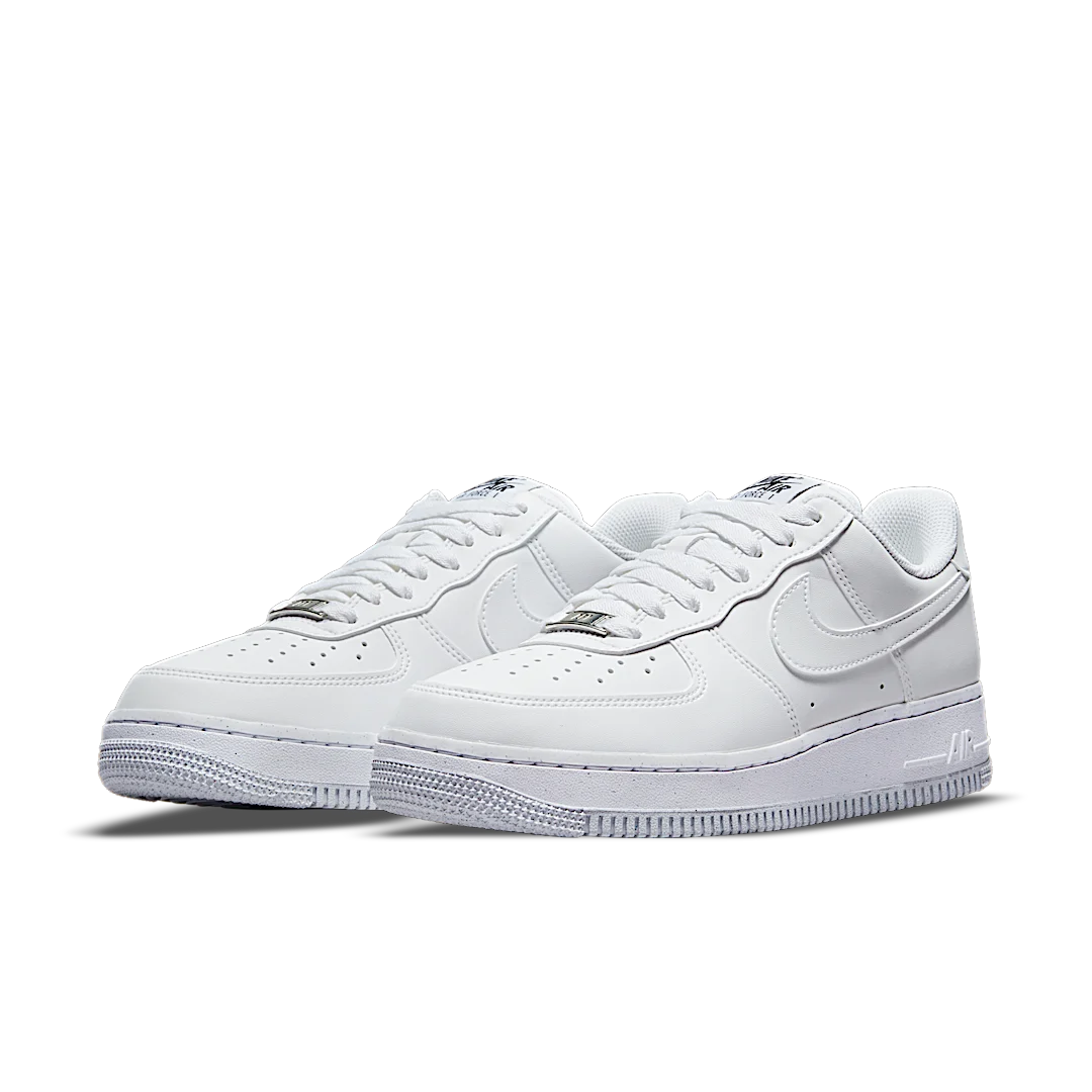Overkicks - Nike Air Force 1 Low Next Nature White Metallic Grey (DC9486-101) - vista trasera