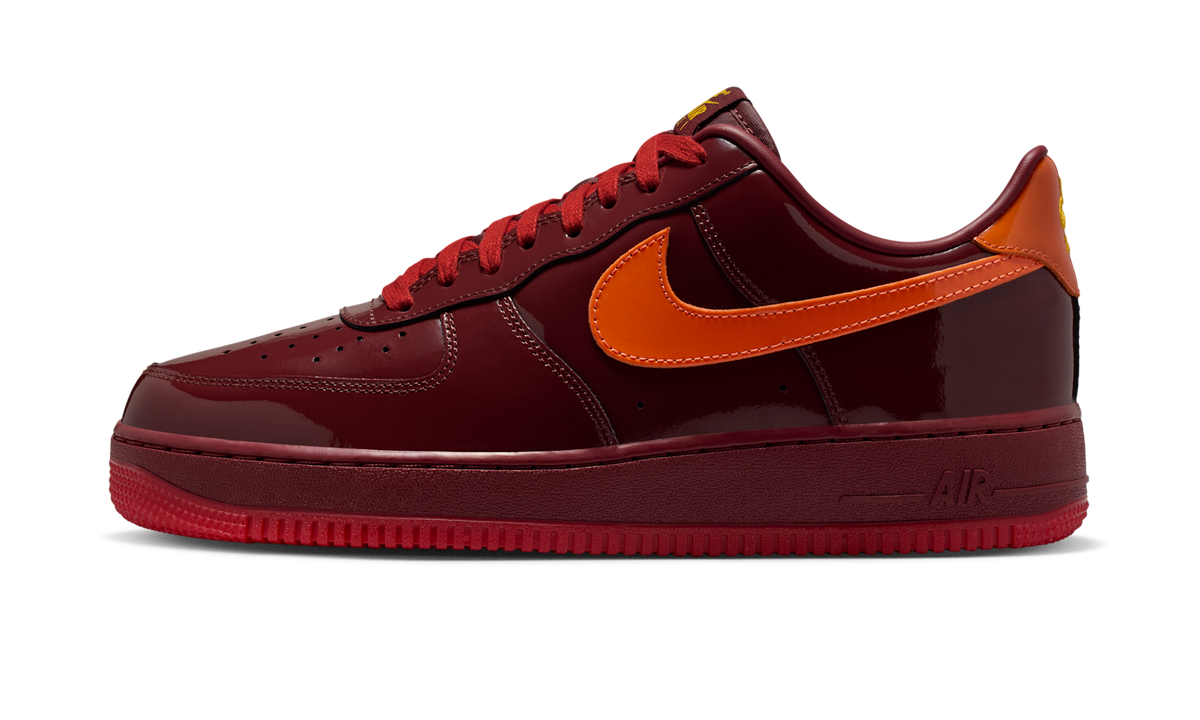 Overkicks - Nike Air Force 1 Low Patent Leather Dark Team Red Safety Orange (IO4489-601) - vista lateral