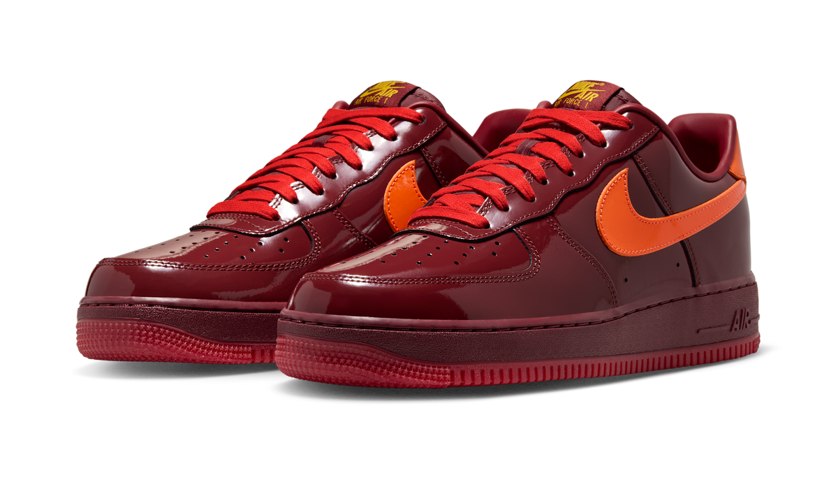 Overkicks - Nike Air Force 1 Low Patent Leather Dark Team Red Safety Orange (IO4489-601) - vista trasera