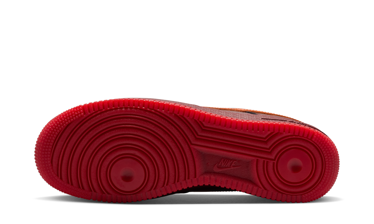 Overkicks - Nike Air Force 1 Low Patent Leather Dark Team Red Safety Orange (IO4489-601) - par completo
