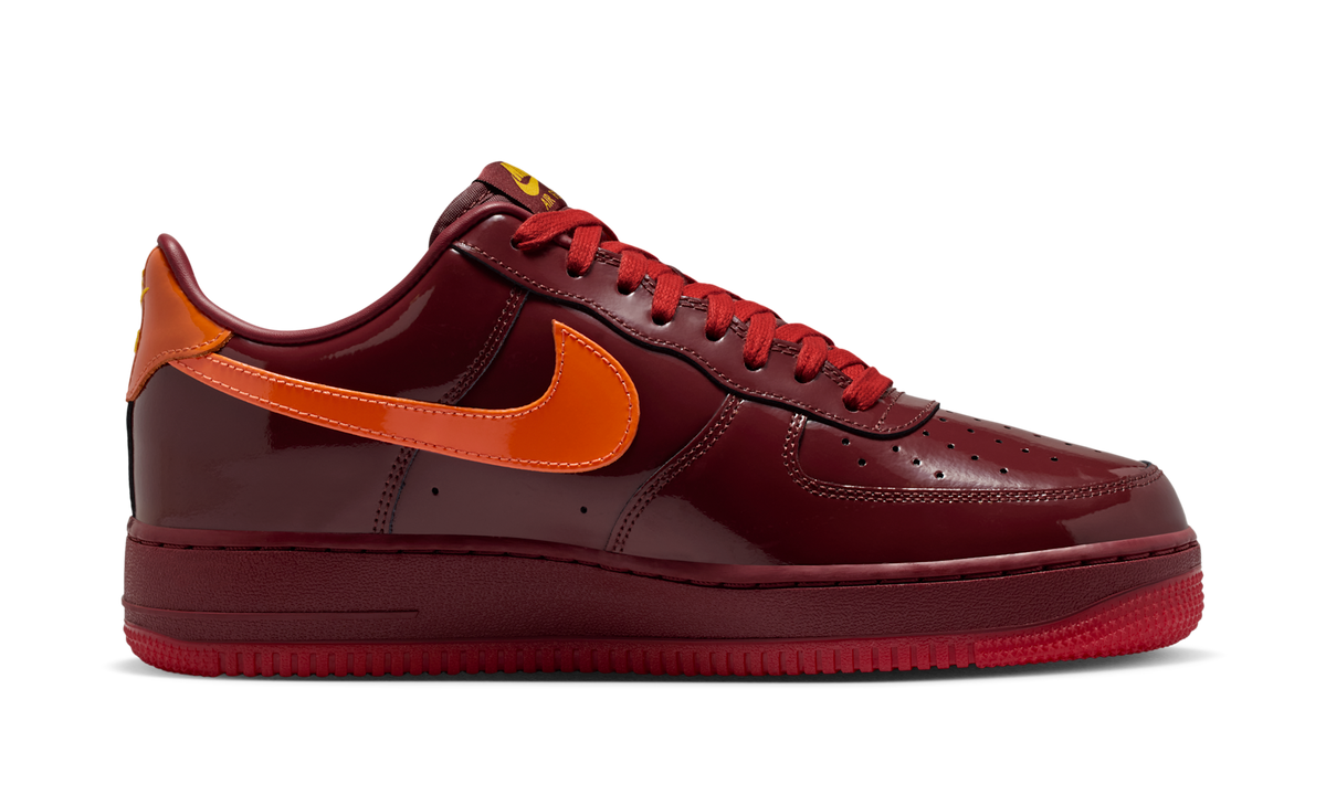 Overkicks - Nike Air Force 1 Low Patent Leather Dark Team Red Safety Orange (IO4489-601) - detalle suela