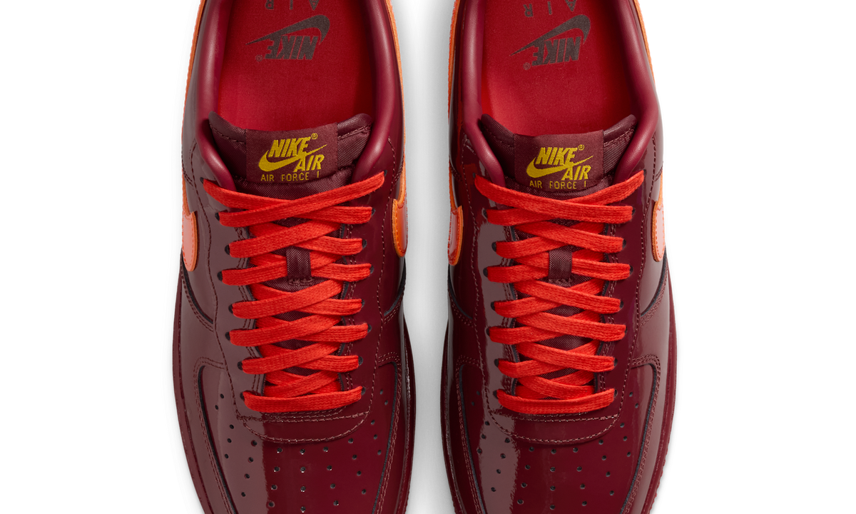 Overkicks - Nike Air Force 1 Low Patent Leather Dark Team Red Safety Orange (IO4489-601) - vista superior