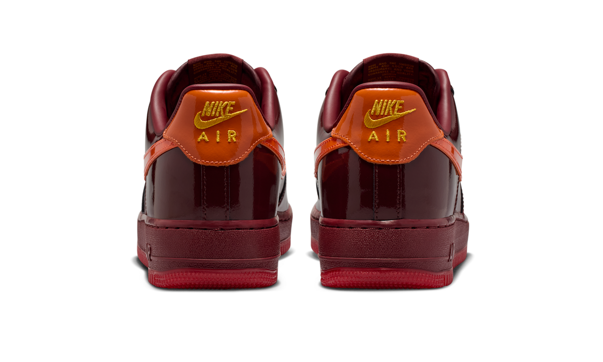 Overkicks - Nike Air Force 1 Low Patent Leather Dark Team Red Safety Orange (IO4489-601) - detalle talón