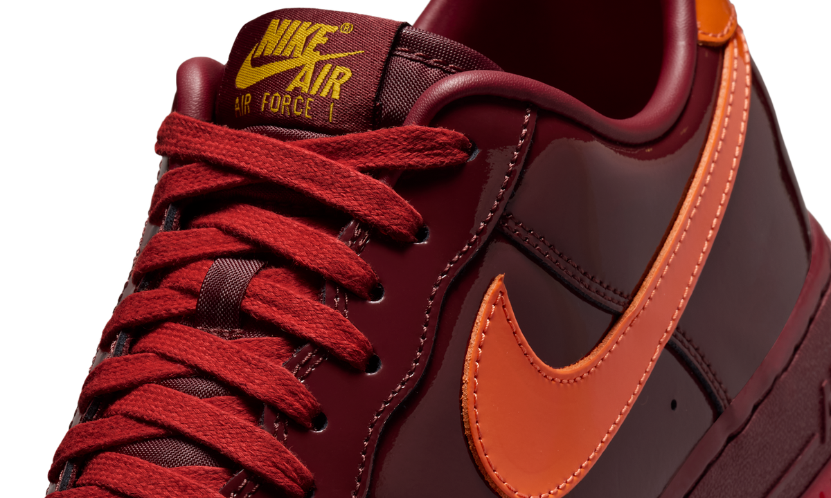 Overkicks - Nike Air Force 1 Low Patent Leather Dark Team Red Safety Orange (IO4489-601) - detalle lateral interior