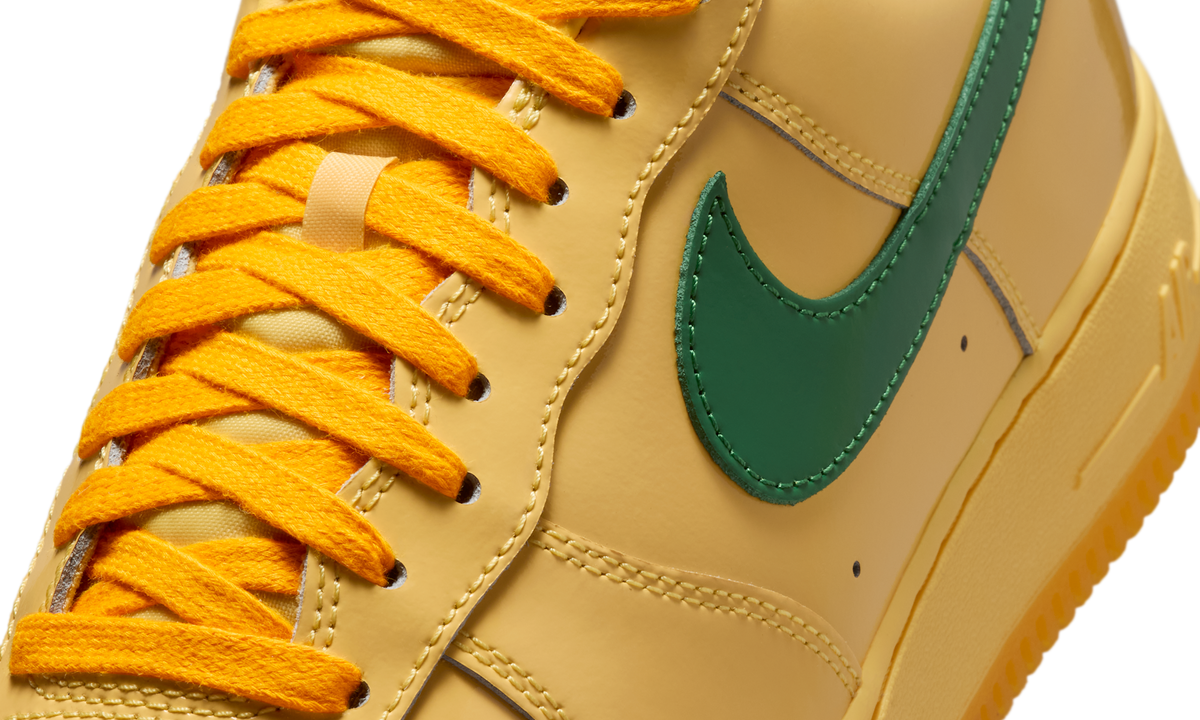 Overkicks - Nike Air Force 1 Low Patent Leather Topaz Gold Pine Green (IO4489-700) - detalle lateral interior