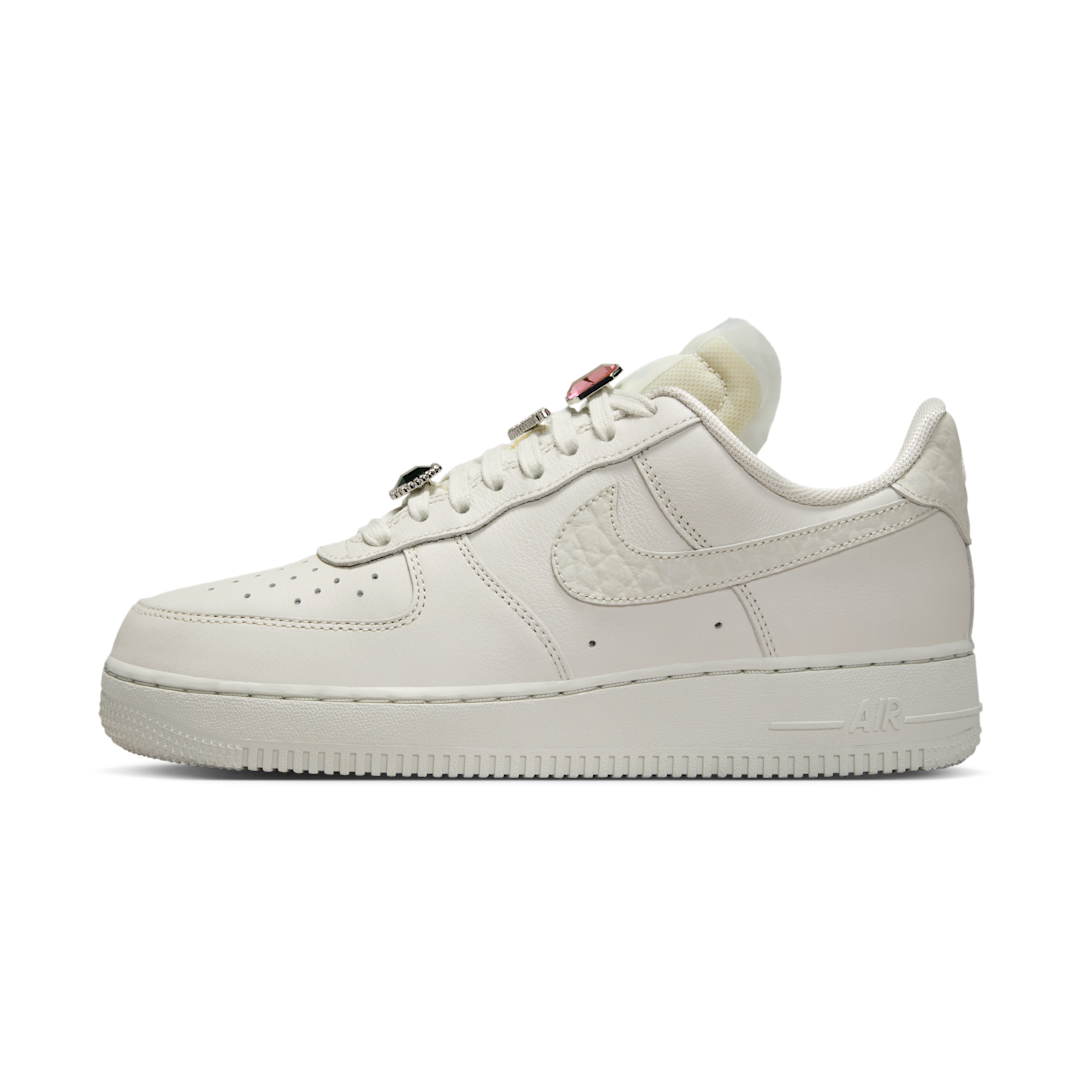 Overkicks - Nike Air Force 1 Low Premium Jewels Light Bone (DN5463-001) - vista lateral