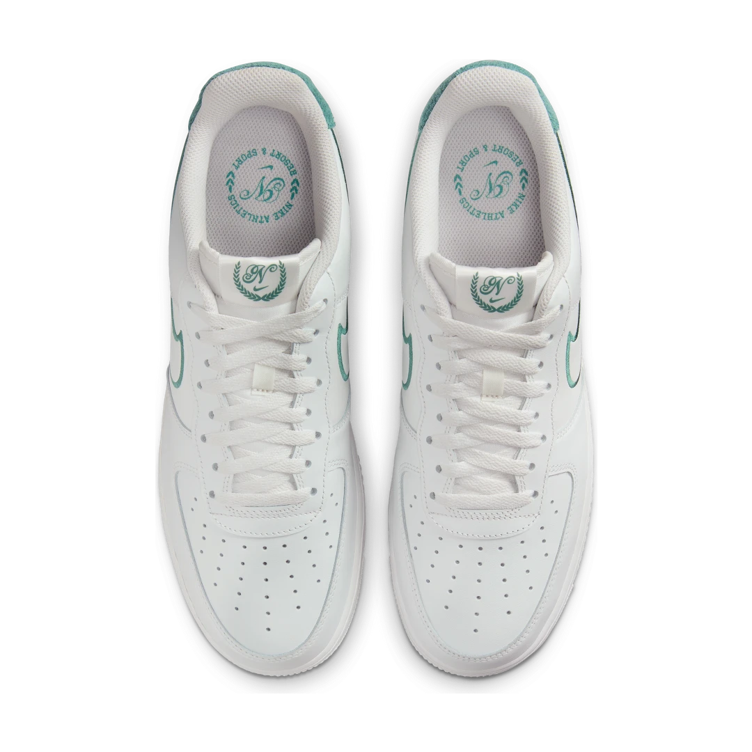 Overkicks - Nike Air Force 1 Low Resort and Sport (FN8349-100) - par completo