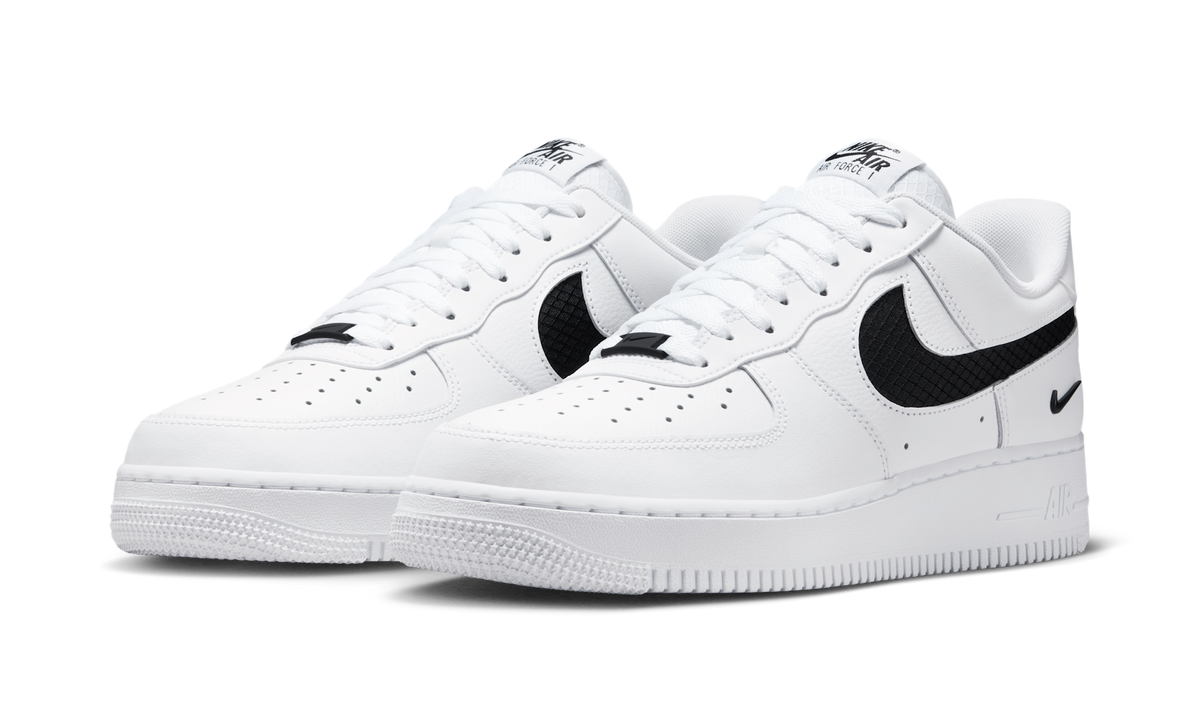 Overkicks - Nike Air Force 1 Low SE Nylon Swoosh White Black (IH4452-100) - vista trasera