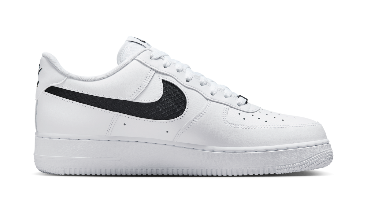 Overkicks - Nike Air Force 1 Low SE Nylon Swoosh White Black (IH4452-100) - detalle suela