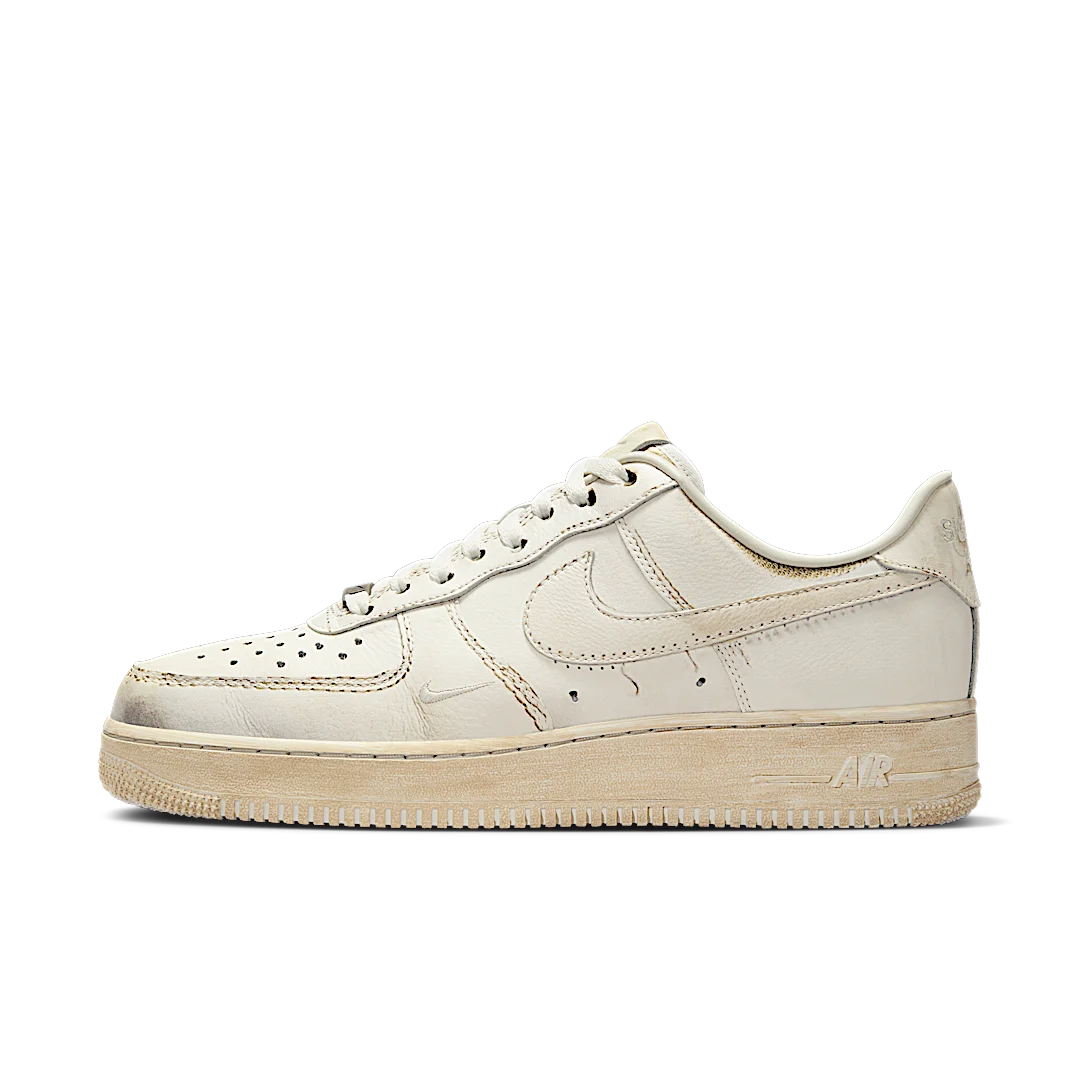 Overkicks - Nike Air Force 1 Low .SWOOSH Dirty Triple White (HJ9346-100) - vista lateral