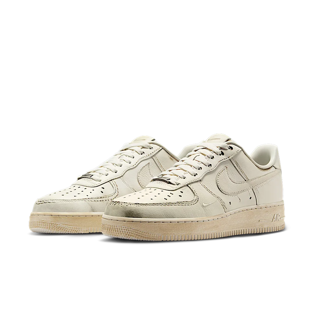 Overkicks - Nike Air Force 1 Low .SWOOSH Dirty Triple White (HJ9346-100) - vista trasera