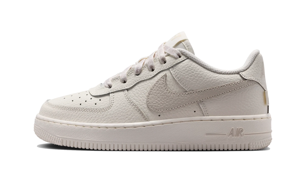 Overkicks - Nike Air Force 1 Low Sail Light Orewood Brown (GS) (IR0270-101) - vista lateral
