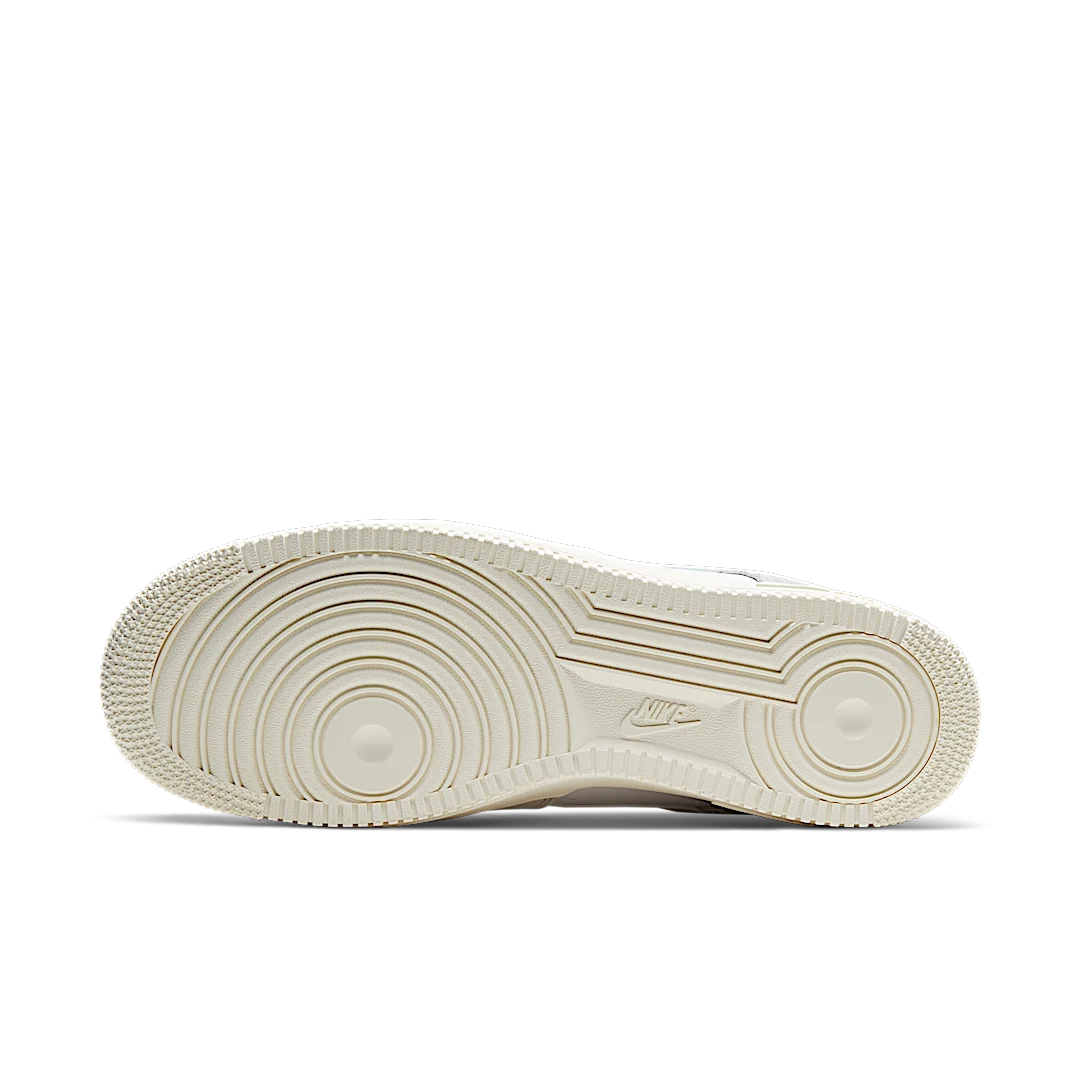 Overkicks - Nike Air Force 1 Low Sail Platinum Tint (CW7584-100) - detalle suela