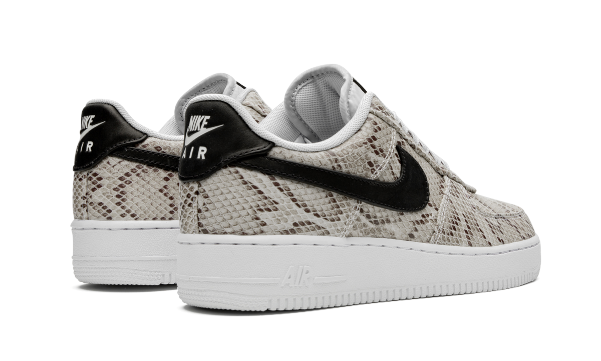 Overkicks - Nike Air Force 1 Low Snakeskin (2019) (BQ4424-100) - par completo