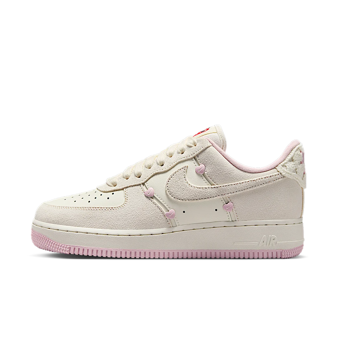 Overkicks - Nike Air Force 1 Low Valentines Day 2025 (HV5992-111) - vista lateral