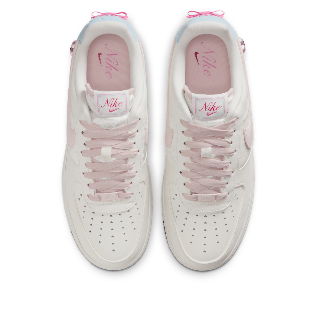 Overkicks - Nike Air Force 1 Low Valentines Day (2026) (IQ4937-161) - par completo