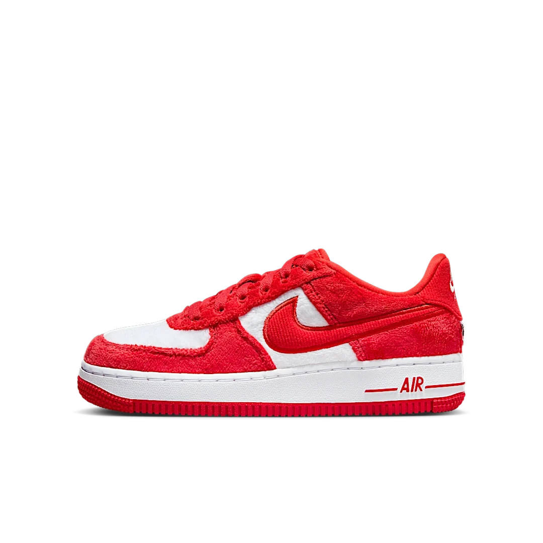 Overkicks - Nike Air Force 1 Low Valentine's Day Fleece (2024) (GS) (FZ3552-612) - vista lateral