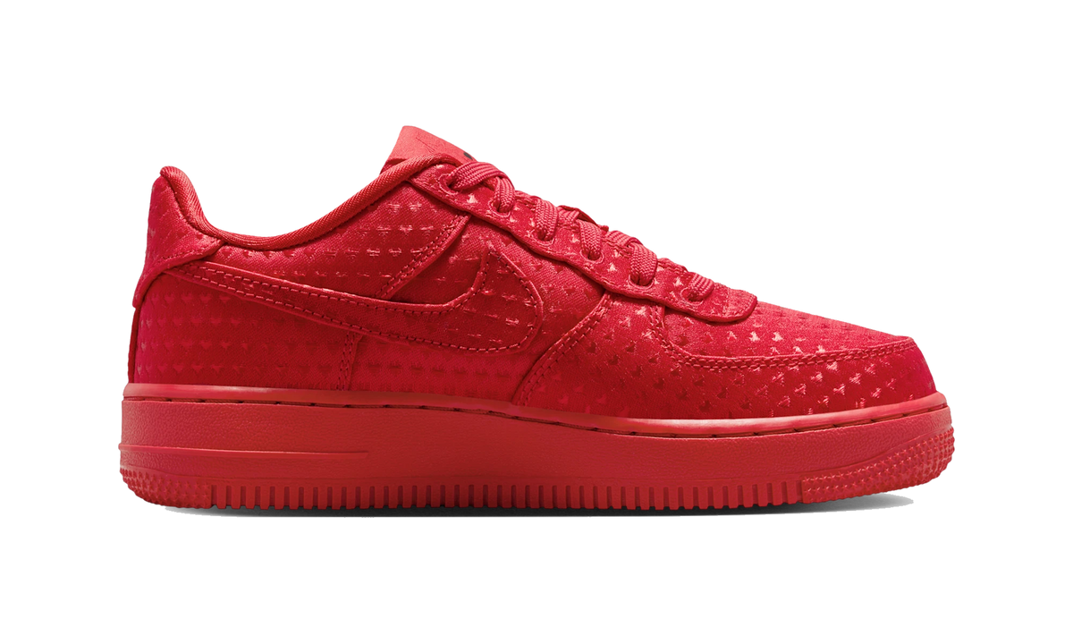 Overkicks - Nike Air Force 1 Low Valentines Day University Red (2026) (IQ2748-600) - detalle suela
