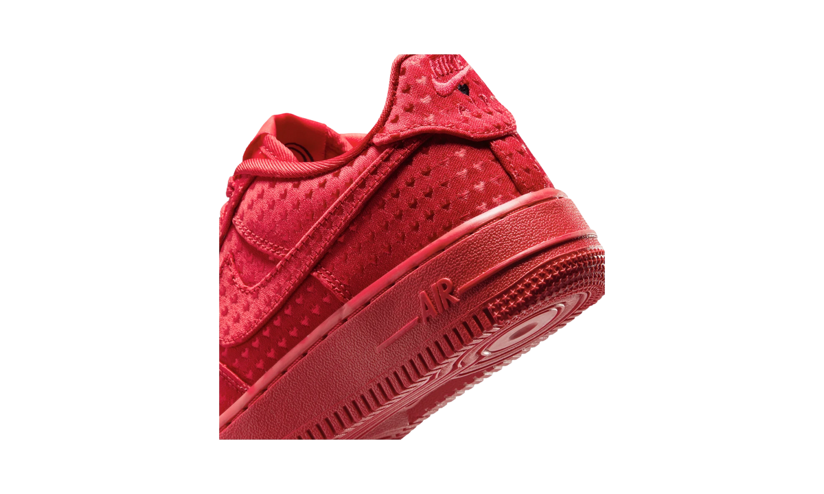 Overkicks - Nike Air Force 1 Low Valentines Day University Red (2026) (IQ2748-600) - detalle