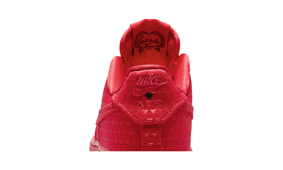 Overkicks - Nike Air Force 1 Low Valentines Day University Red (2026) (IQ2748-600) - detalle