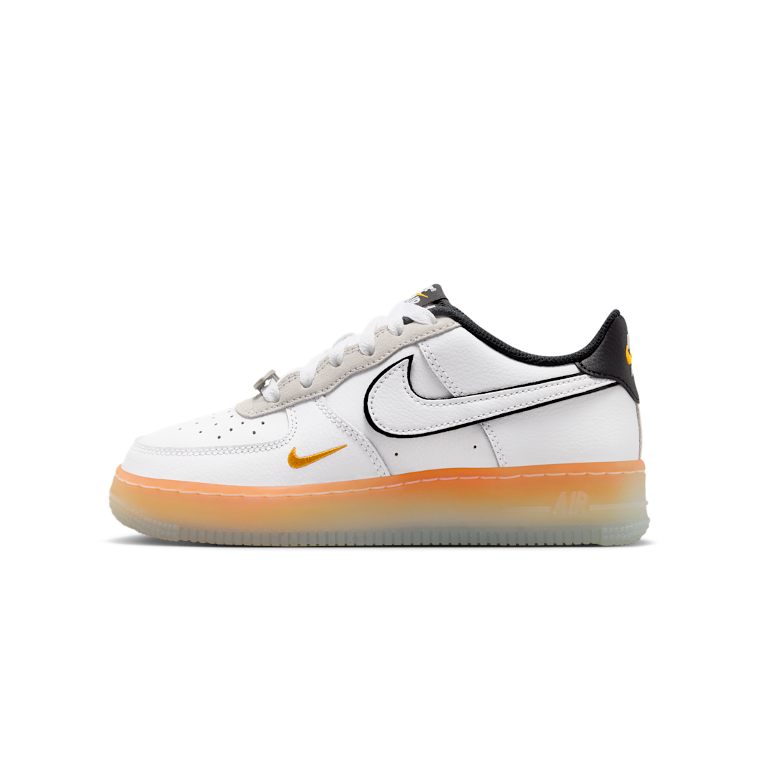 Overkicks - Nike Air Force 1 Low White Black Orange Peel (IQ0205-100) - vista lateral