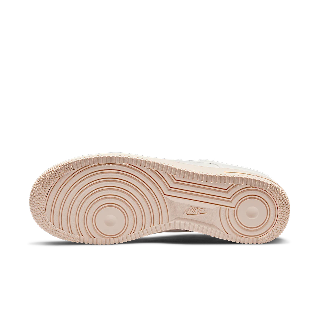Overkicks - Nike Air Force 1 Low Winter Premium Summit White Suede (DO6730-100) - detalle suela