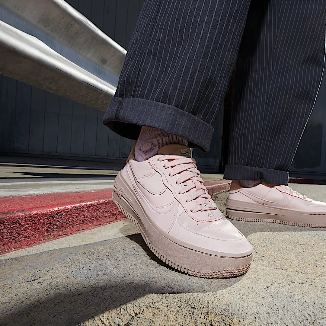 Overkicks - Nike Air Force 1 PLT.AF.ORM Atmosphere Pink Oxford (DJ9946-600) - detalle suela