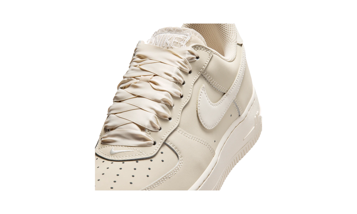 Overkicks - Nike Air Force 1 Retro Premium Oatmeal Pale Ivory (IR0871-100) - detalle lateral interior