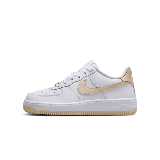 Overkicks - Nike Air Force 1 White Light Khaki (GS) (FV5948-118) - vista lateral