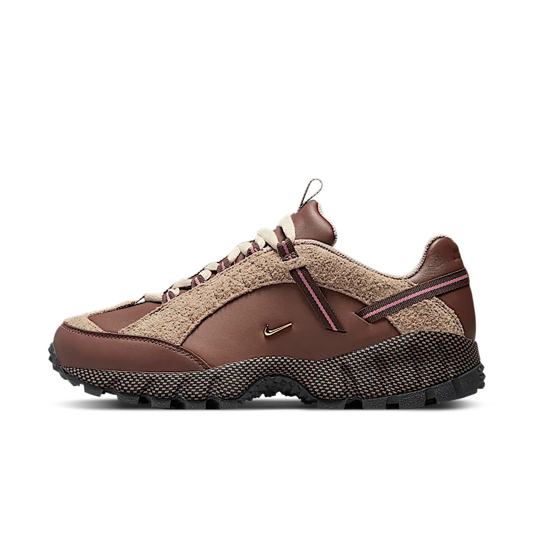 Overkicks - Nike Air Humara LX Jacquemus Ale Brown Gold (DR0420-200) - vista lateral