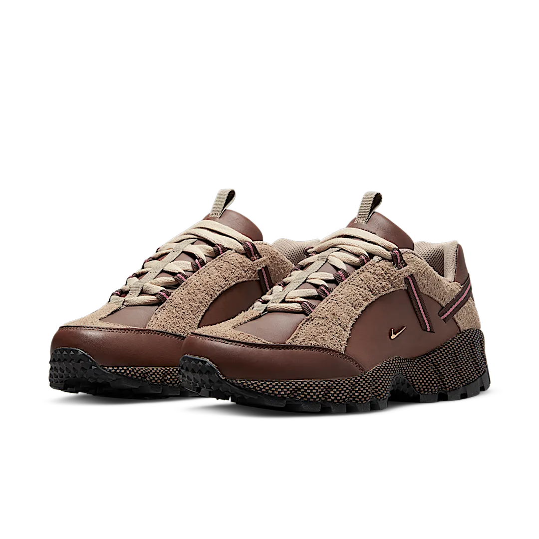 Overkicks - Nike Air Humara LX Jacquemus Ale Brown Gold (DR0420-200) - vista trasera
