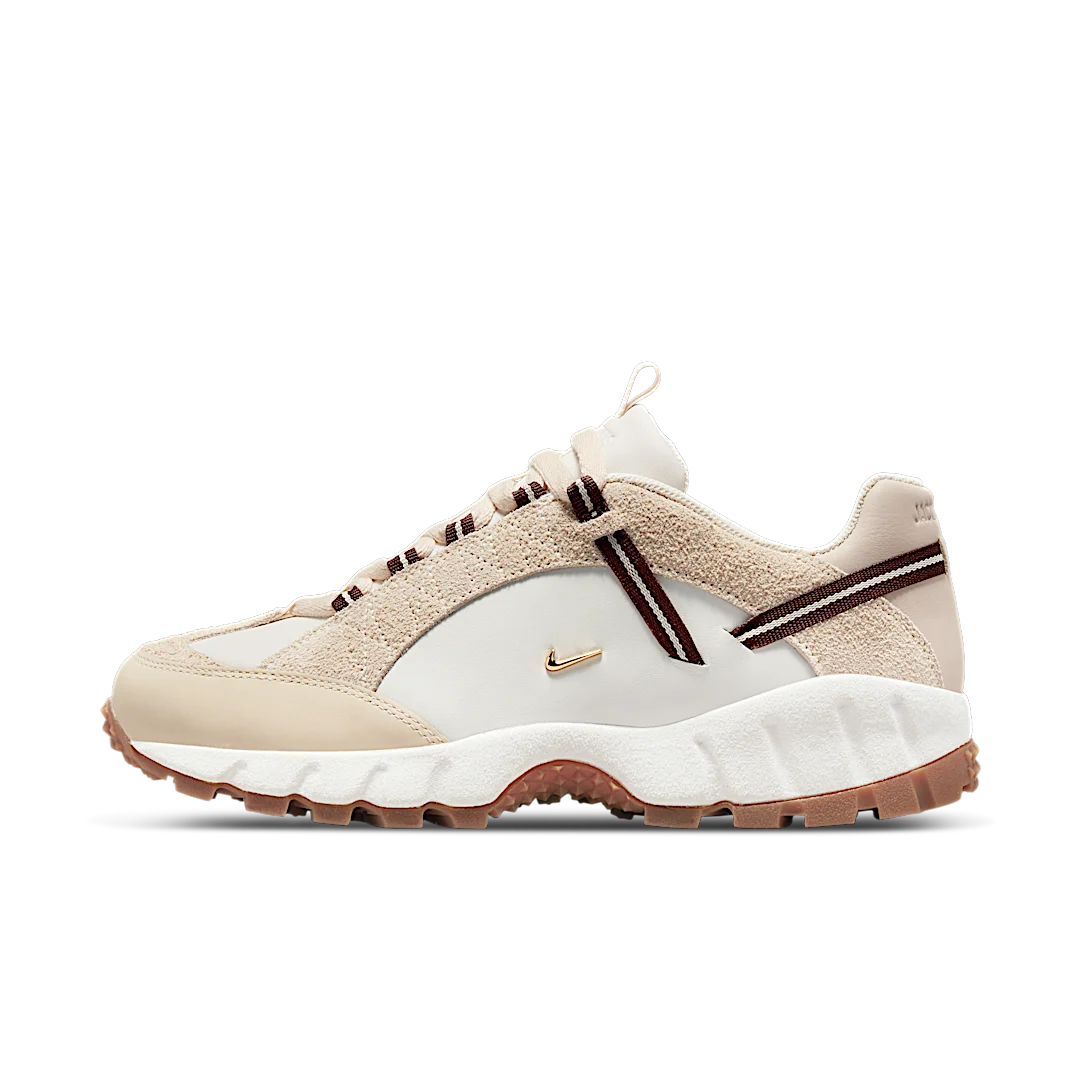 Overkicks - Nike Air Humara LX Jacquemus Light Bone Gold (DR0420-001) - vista lateral