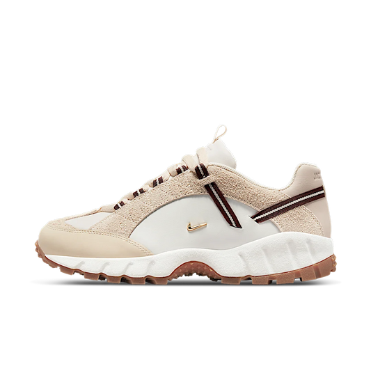 Overkicks - Nike Air Humara LX Jacquemus Light Bone Gold (DR0420-001) - vista lateral