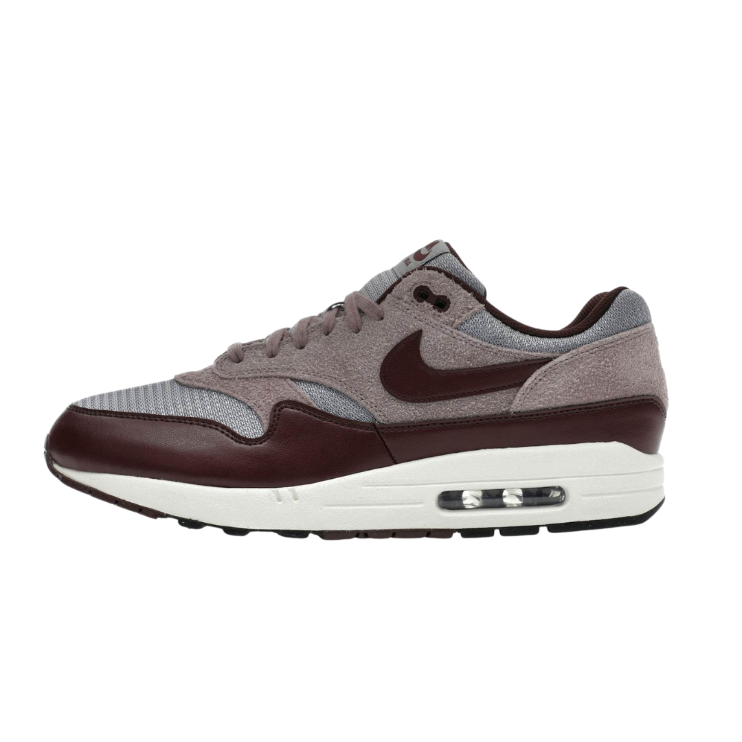 Overkicks - Nike Air Max 1 Essential PRM Cement Grey Burgundy Crush (FQ7327-001) - vista lateral