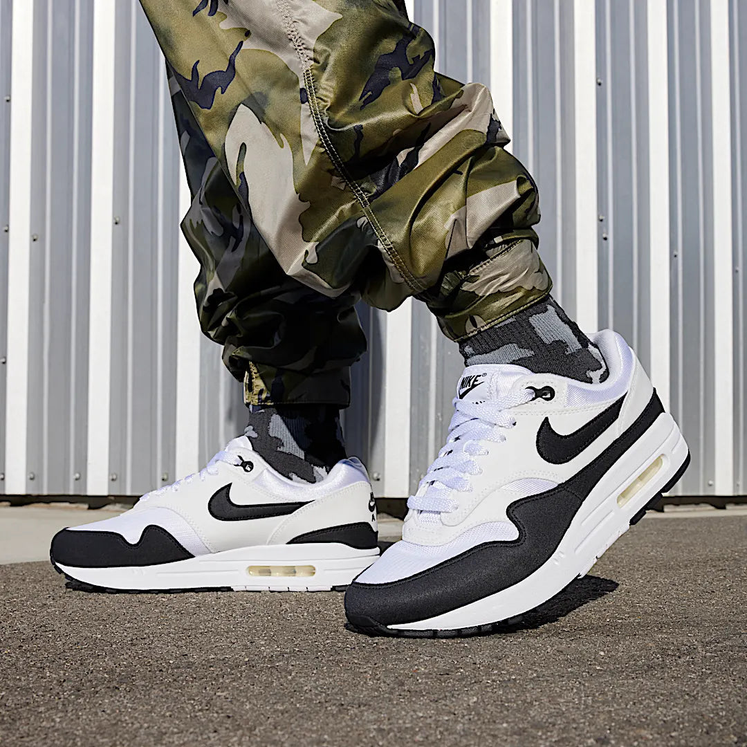 Overkicks - Nike Air Max 1 White Black Neutral Grey (DZ2628-102) - detalle suela