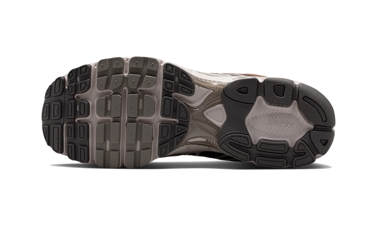 Overkicks - Nike Air Max Moto 2K Ironstone Velvet Brown (IQ4924-004) - par completo