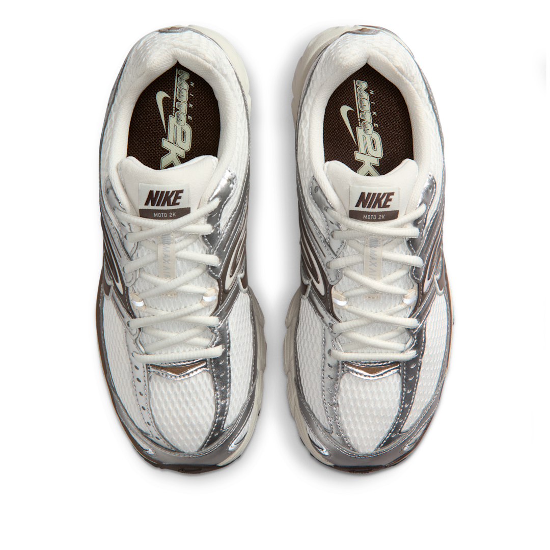 Overkicks - Nike Air Max Moto 2K Phantom Silver Baroque Brown (IO1915-030) - par completo