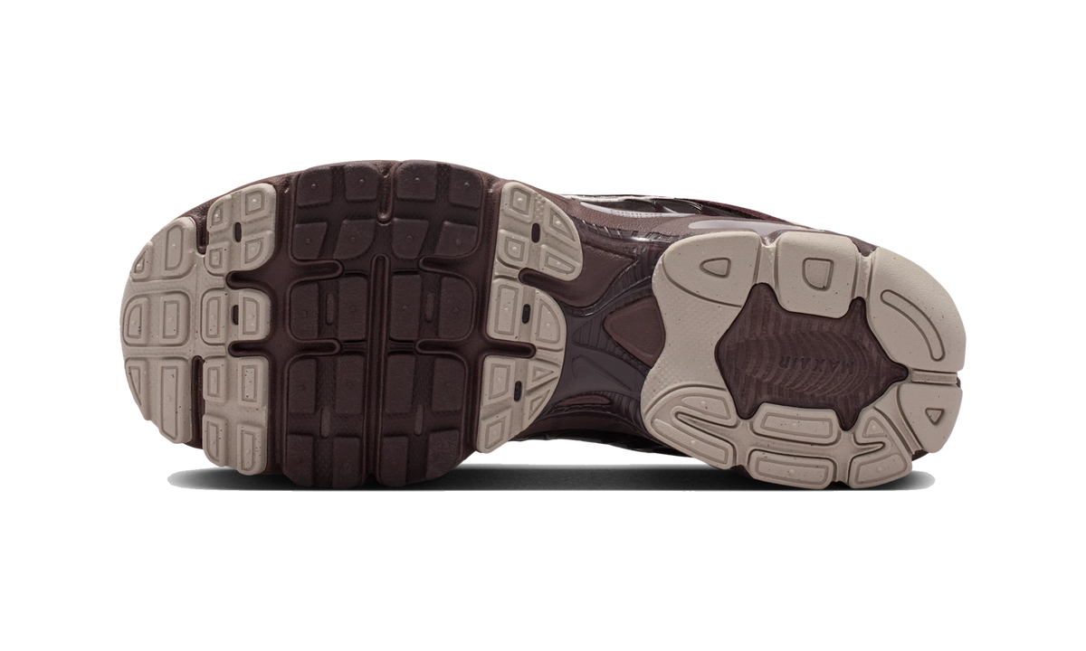 Overkicks - Nike Air Max Moto 2K SE Tattoo Burgundy Crush (IO4862-500) - par completo