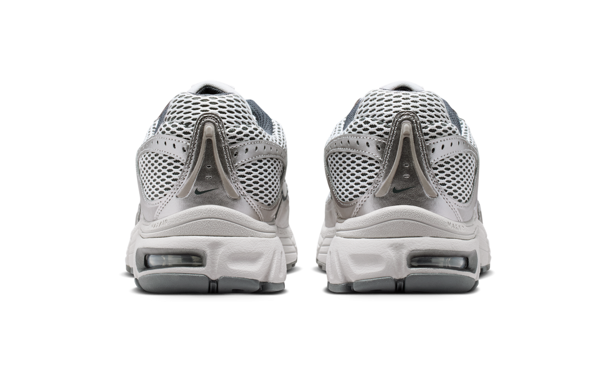 Overkicks - Nike Air Max Moto 2K Vast Gray/College Gray/Iron Gray (IO9279-008) - detalle talón